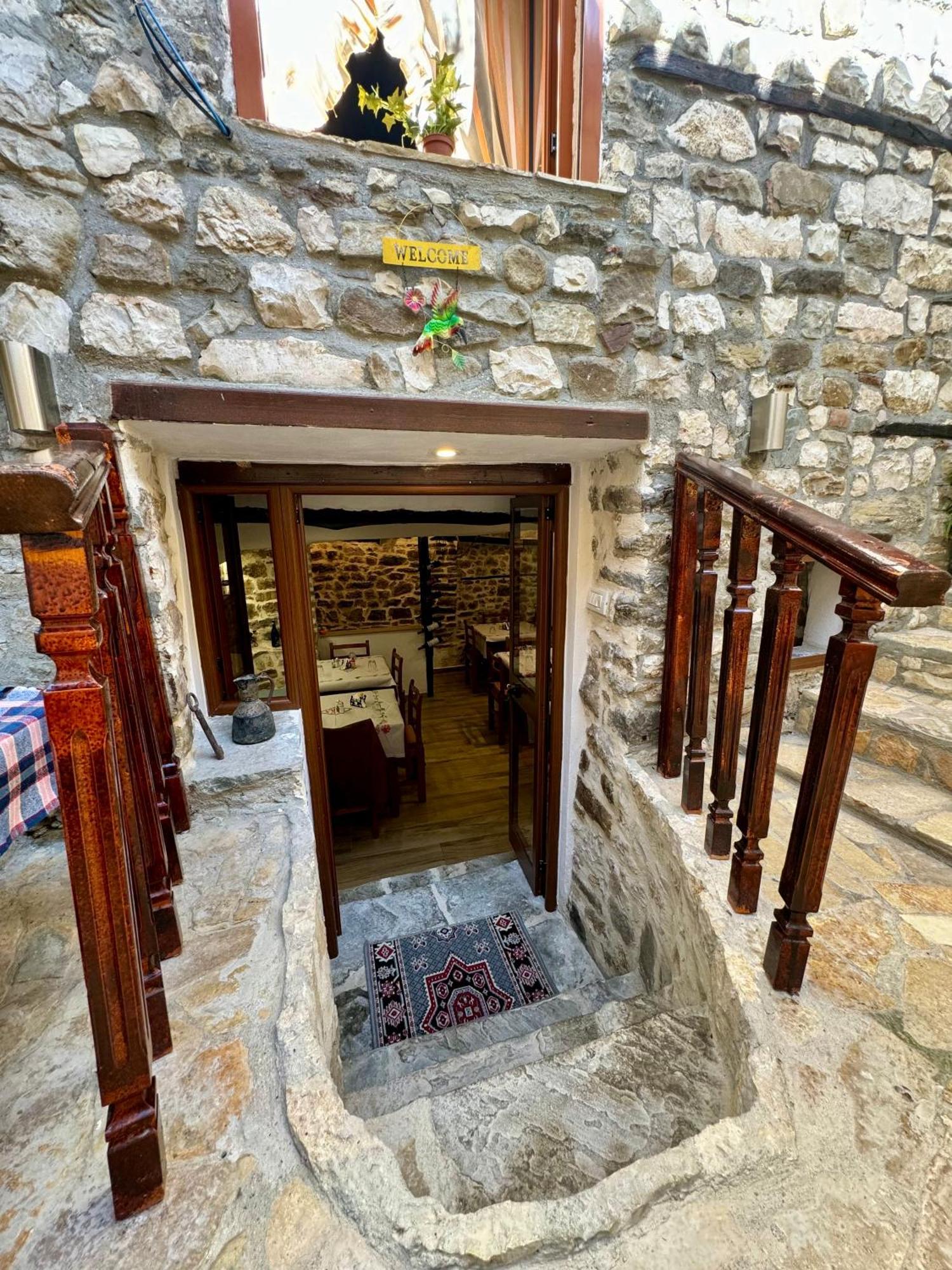Restaurant & Guest House Semani Berati Exterior foto