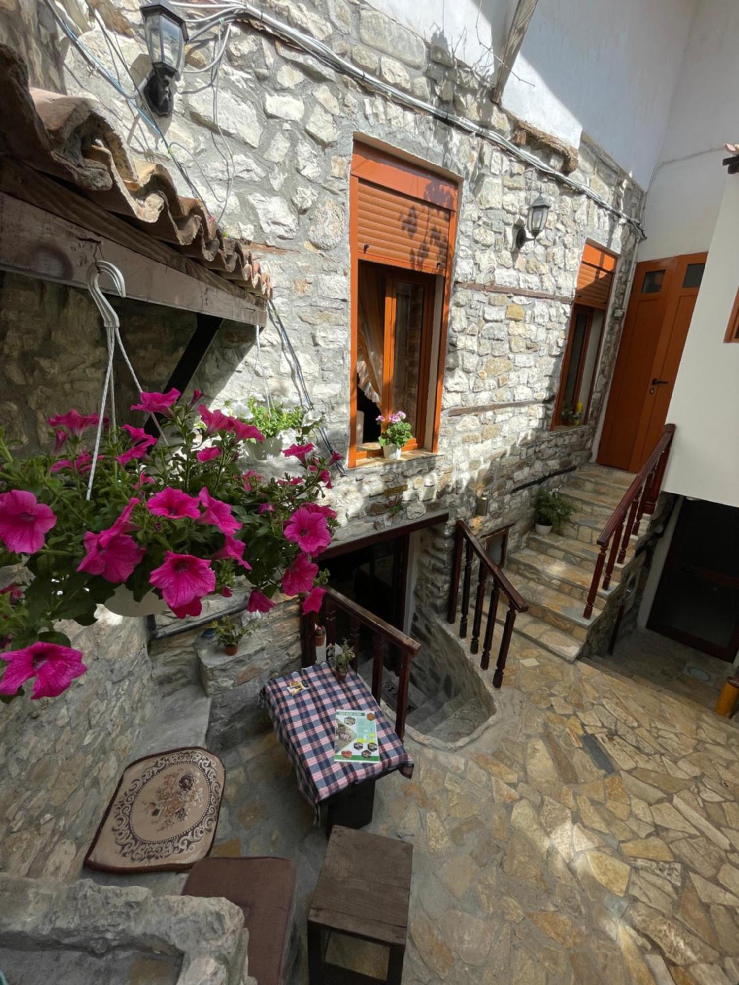 Restaurant & Guest House Semani Berati Exterior foto