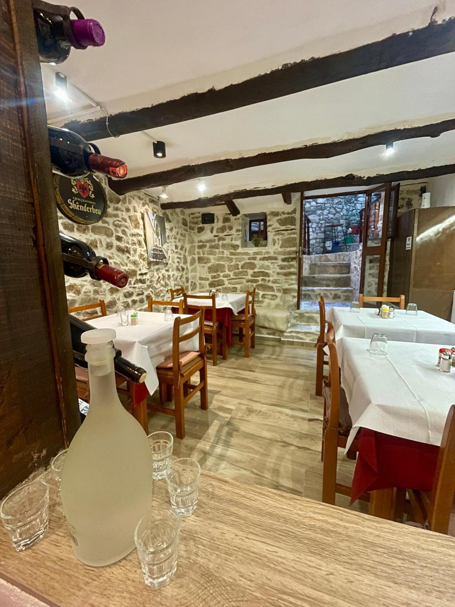 Restaurant & Guest House Semani Berati Exterior foto